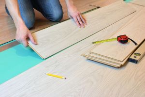 koszt położenie paneli podłogowych lub parkietu